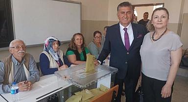 Ertürk, eşi ile birlikte sandığa gitti