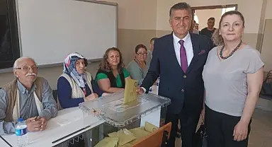 Ertürk, eşi ile birlikte sandığa gitti