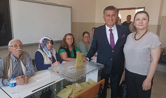 Ertürk, eşi ile birlikte sandığa gitti