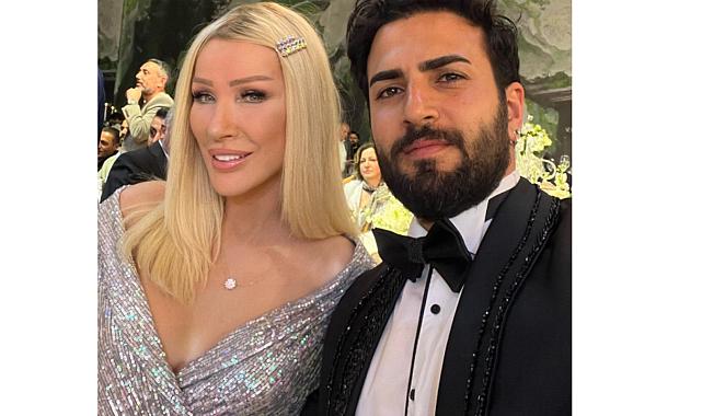 Estetiğe doymayan 60 yaşındaki Seda Sayan, bu sefer de dekoltesine işlem yaptırdı