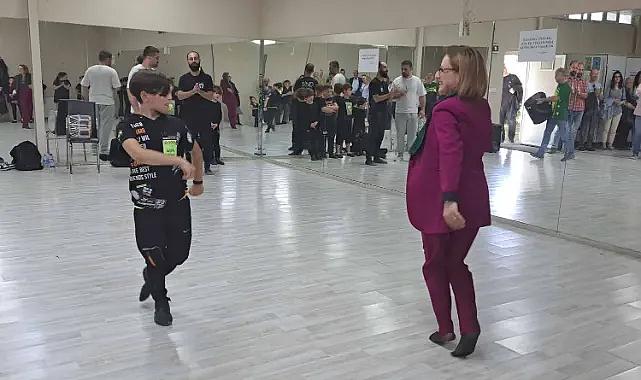 İYİ Parti İzmir adayı hemşerileriyle dans etti