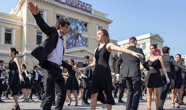 İzmir Atatürk Lisesi&#039;nin geleneksel vals gösterisi iptal edildi