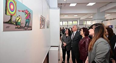 Kahkahaya boğan eserler bu sergide