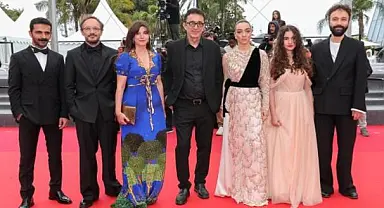 Merve Dizdar'dan, Cannes'da giydiği kıyafete dönük eleştirilere cevap: Beni böyle seveceksiniz