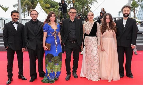 Merve Dizdar'dan, Cannes'da giydiği kıyafete dönük eleştirilere cevap: Beni böyle seveceksiniz