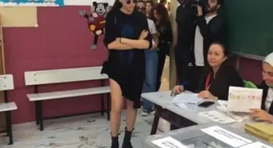 Oy kullanan Serenay Sarıkaya, 106 bin TL'lik kombiniyle dikkat çekti