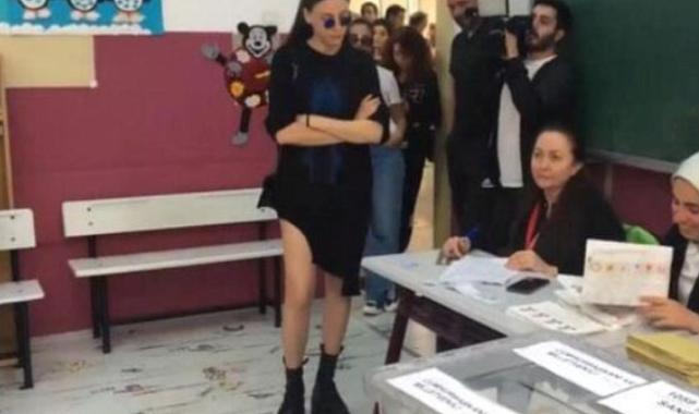 Oy kullanan Serenay Sarıkaya, 106 bin TL'lik kombiniyle dikkat çekti