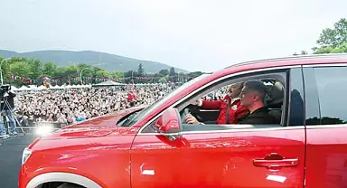Özcan Deniz Togg ile sahneye çıktı