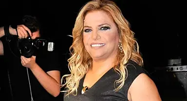 Sahnede yere düşen Kibariye'nin menajerinden açıklama: Ciddi bir sağlık durumu bulunmamaktadır