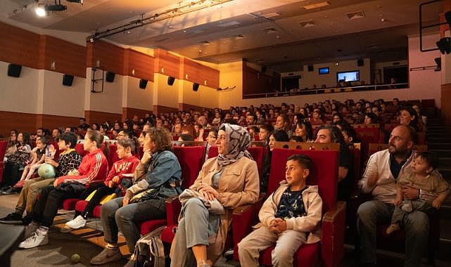 "Soytarılar Okulu" İzmirli çocuklarla buluştu