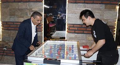 Ünal, gençlerle bilardo oynadı