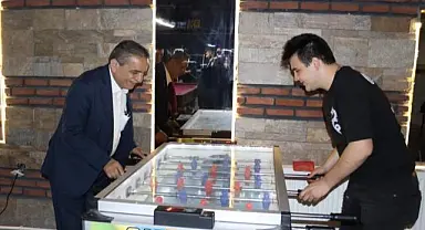 Ünal, gençlerle bilardo oynadı