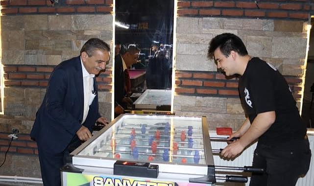Ünal, gençlerle bilardo oynadı