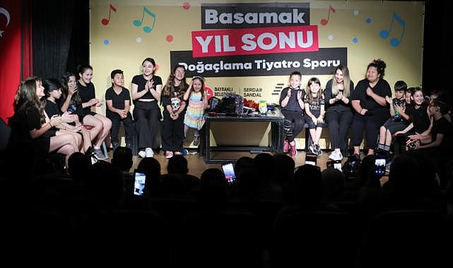 Bayraklılı tiyatrocular ayakta alkışlandı