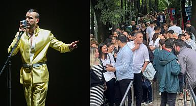 Cem Adrian konserine büyük ilgi! Yağmur bile hayranlarını engel olamadı
