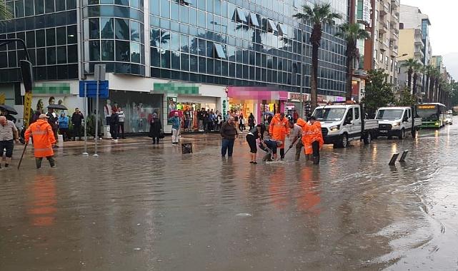 Denizli’de şiddetli yağış hayatı felç etti