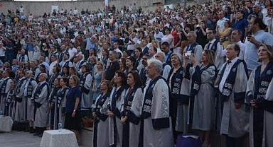 Ege Üniversitesi Tıp Fakültesinde 63. Dönem Mezuniyet heyecanı