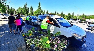 İzmir Büyükşehir Belediyesi'nden mezarlıklarda çiçek sürprizi