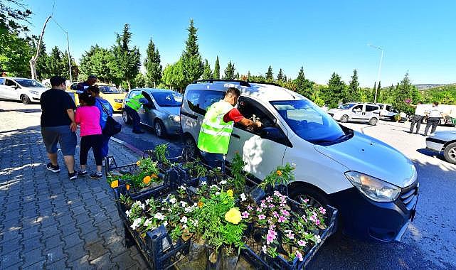 İzmir Büyükşehir Belediyesi'nden mezarlıklarda çiçek sürprizi