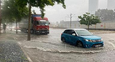 İzmir'e beklenen yağmur geldi! Yarım saatte Haziran'ı kapattık