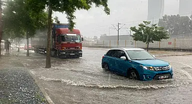İzmir'e beklenen yağmur geldi! Yarım saatte Haziran'ı kapattık