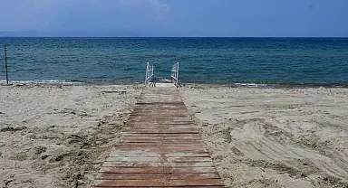 Kuşadası Belediyesi denizde de engelleri kaldırıyor