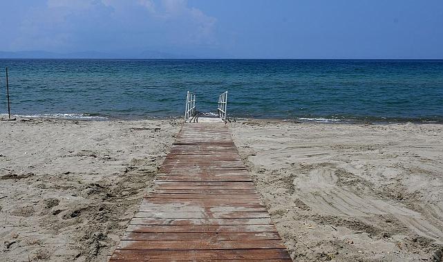 Kuşadası Belediyesi denizde de engelleri kaldırıyor
