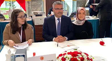 Milletvekili Özmen’e rozetini eşi taktı