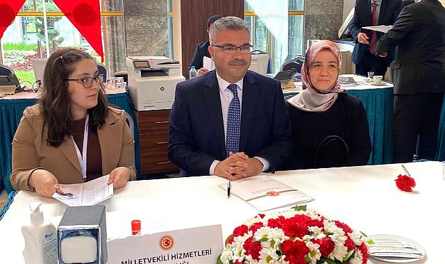 Milletvekili Özmen’e rozetini eşi taktı