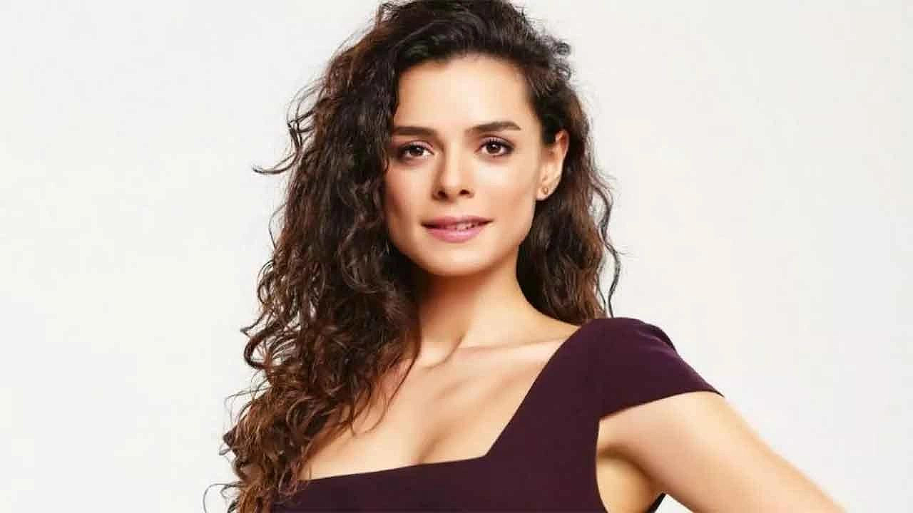 Özge Özpirinçci hayranına küfür etti! Nedeni çok ilginç! - Magazin - Ege'ye Dair