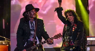 Rock müziğin efsanesi Hollywood Vampires'den unutulmaz gece! Johnny Depp sahnede harikalar yarattı