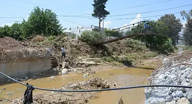 Taşkına davetiye çıkartan köprü, sonunda yıkıldı