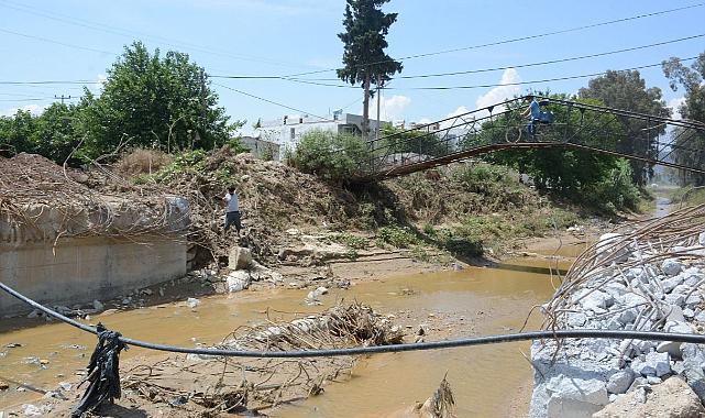 Taşkına davetiye çıkartan köprü, sonunda yıkıldı