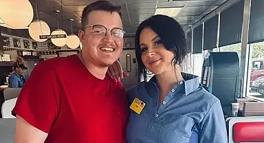 ABD'li pop sanatçısı Lana Del Rey waffle dükkanında çalışırken görüntülendi