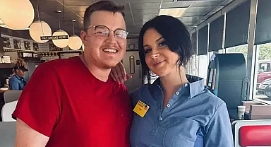 ABD'li pop sanatçısı Lana Del Rey waffle dükkanında çalışırken görüntülendi