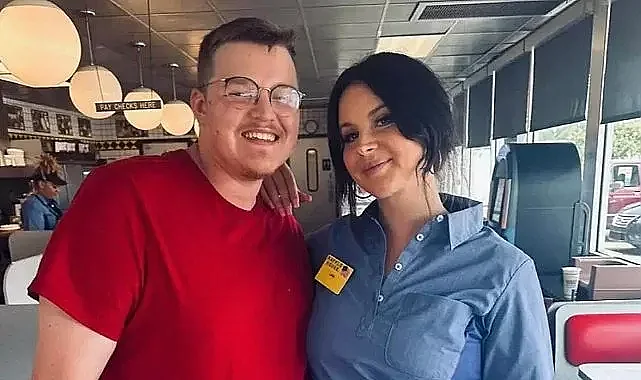 ABD&#039;li pop sanatçısı Lana Del Rey waffle dükkanında çalışırken görüntülendi