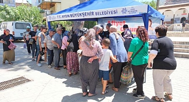 Aydın Büyükşehir Belediyesi vatandaşlara aşure ikram etti