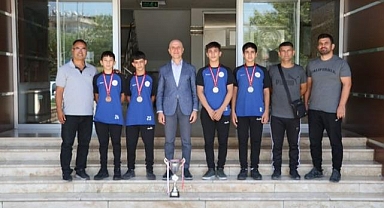 Başkan Özbaş, ödüllü güreşçileri makamında ağırladı
