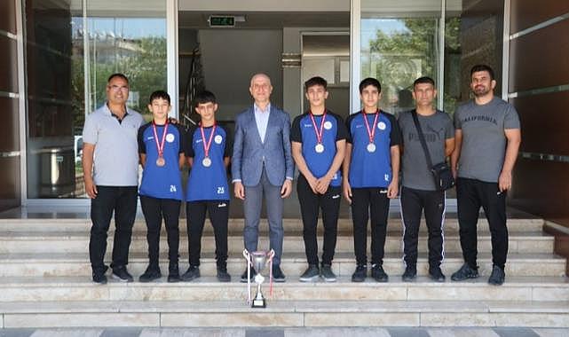Başkan Özbaş, ödüllü güreşçileri makamında ağırladı