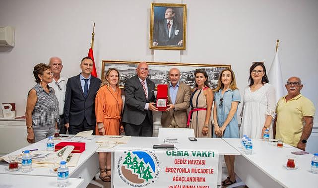 Başkan Soyer'e GEMA Vakfı'ndan plaket