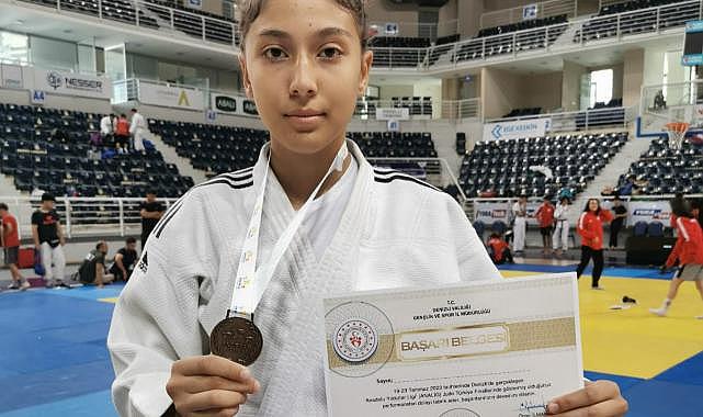 İzmir Yeşilay Spor Kulübü sporcusu Özlem Akgöz, Türkiye 3.sü oldu