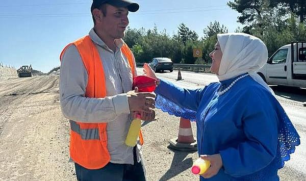 Sıcak havada ikram ettiği limonata yürekleri serinletti