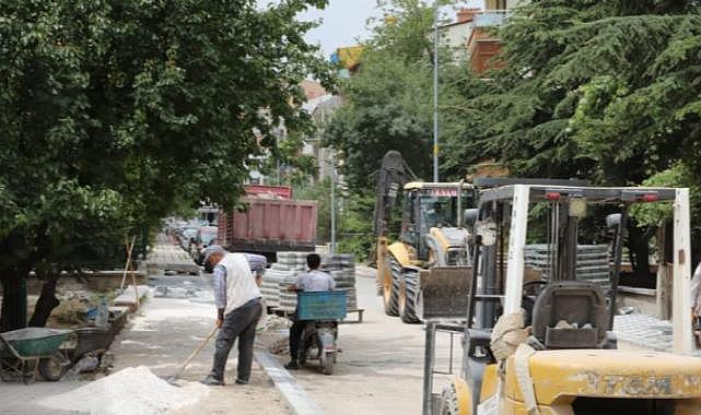 Zeybek Başkan kaldırım çalışmalarını yerinde inceledi