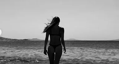 Afra Saraçoğlu minik bikini altıyla poz verdi! Sosyal medyada yorum yağdı