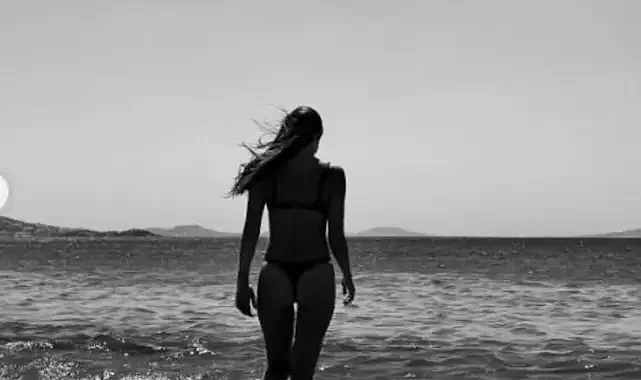 Afra Saraçoğlu minik bikini altıyla poz verdi! Sosyal medyada yorum yağdı