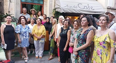 Ağaçlara Şarkı Söyleyen Kadınlar