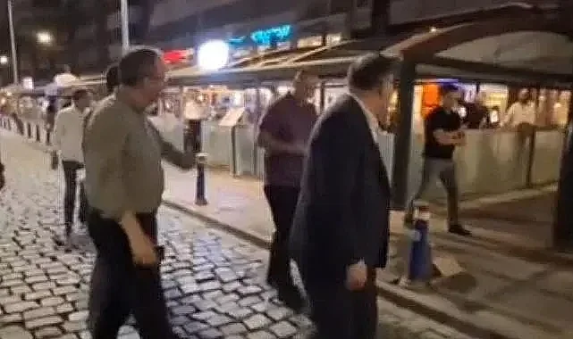 AK Partili Muharrem Kasapoğlu, İzmir&#039;de alkollü bir mekanda eğlenenlere böyle eşlik etti