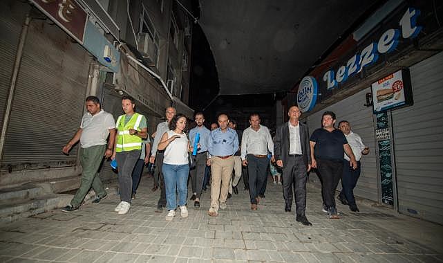 Başkan Soyer, Kemeraltı'ndaki gece çalışmalarını inceledi