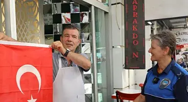Belediyeden esnafa ve vatandaşlara Türk Bayrağı