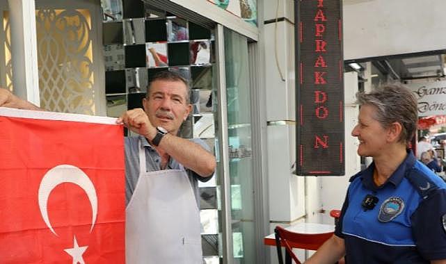 Belediyeden esnafa ve vatandaşlara Türk Bayrağı